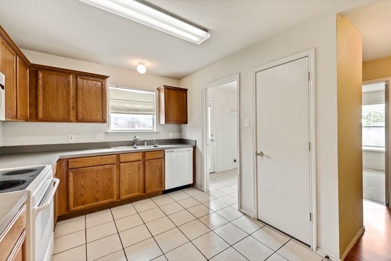 Photo 4 of 26 - 521 Buckstone Dr, Saginaw, TX 76179
