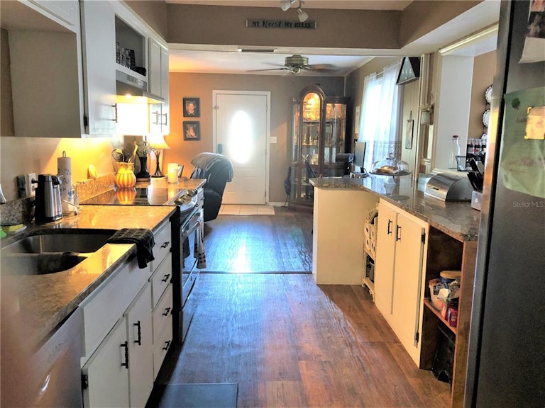 Photo 17 of 38 - 738 W Hogle Ave, Deland, FL 32720