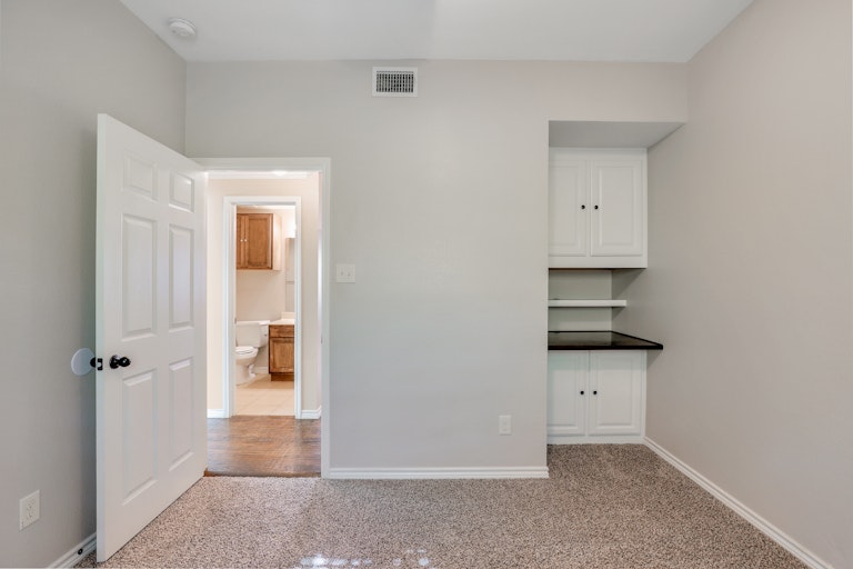 Photo 17 of 25 - 8705 Vista Royale Dr, Fort Worth, TX 76108