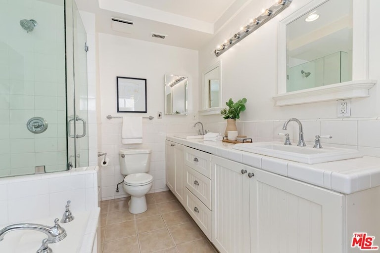 Photo 20 of 25 - 10960 Wellworth Ave #102, Los Angeles, CA 90024
