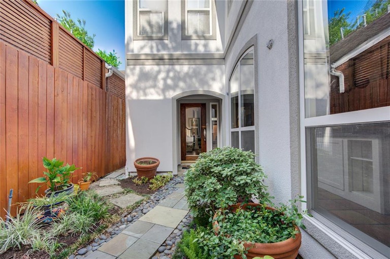 Photo 4 of 33 - 2405 McDuffie St, Houston, TX 77019