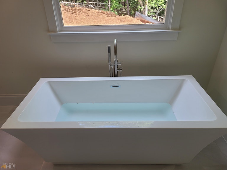 Photo 13 of 32 - 6011 Tradewinds Cv, Gainesville, GA 30506