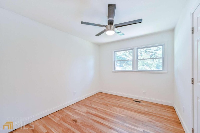 Photo 18 of 26 - 397 Utoy Cir SW, Atlanta, GA 30331