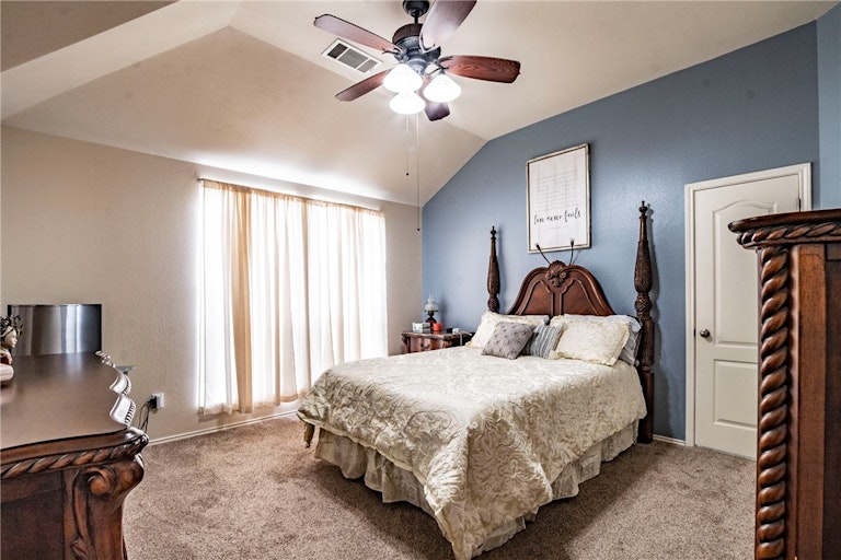 Photo 14 of 29 - 131 Castle Dr, Hutto, TX 78634