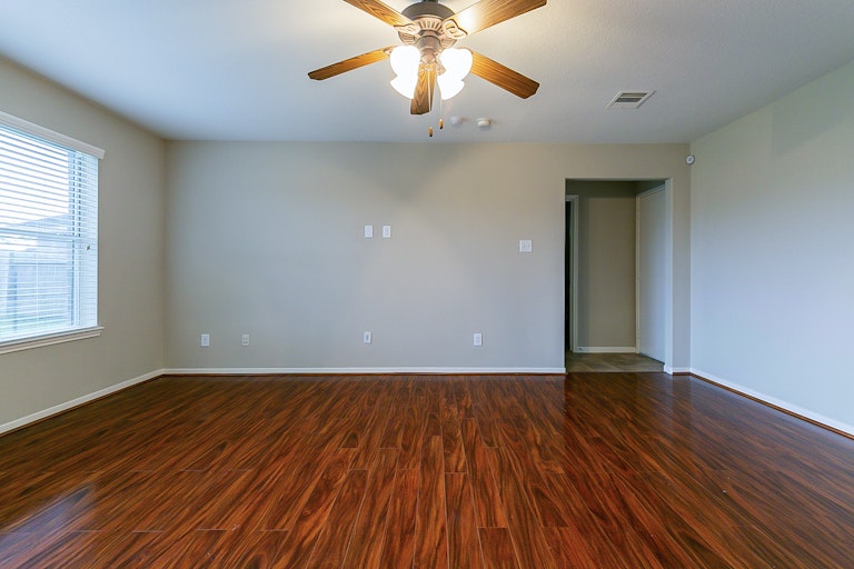 Photo 5 of 29 - 5405 Lilac Grove Ln, Rosharon, TX 77583