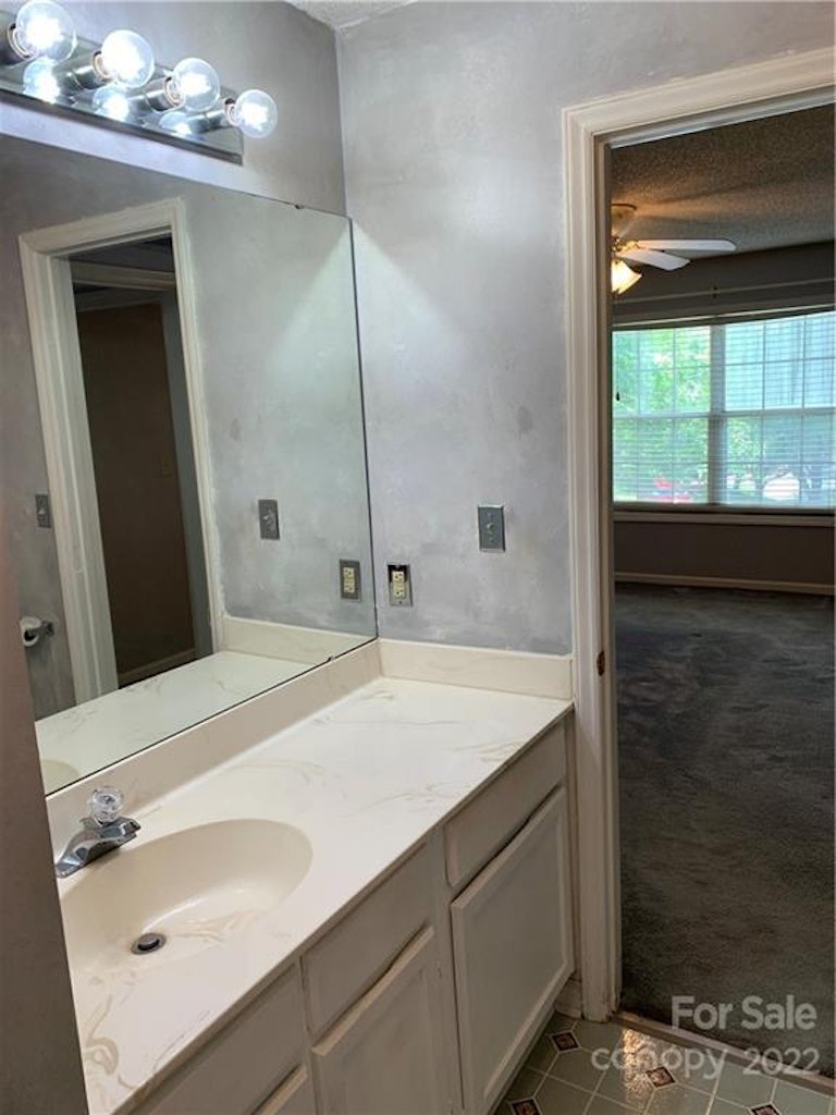 Photo 24 of 32 - 6055 Treetop Ct, Charlotte, NC 28212