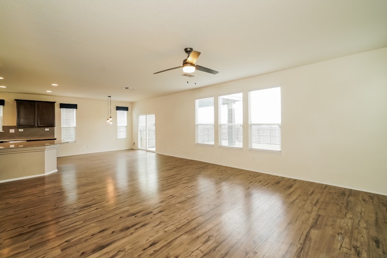 Photo 13 of 27 - 4213 Gale Mdws, New Braunfels, TX 78130