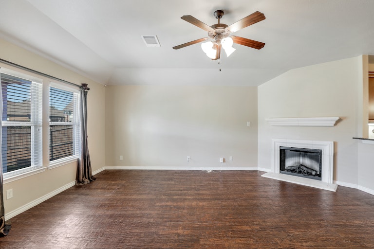Photo 7 of 25 - 8705 Vista Royale Dr, Fort Worth, TX 76108