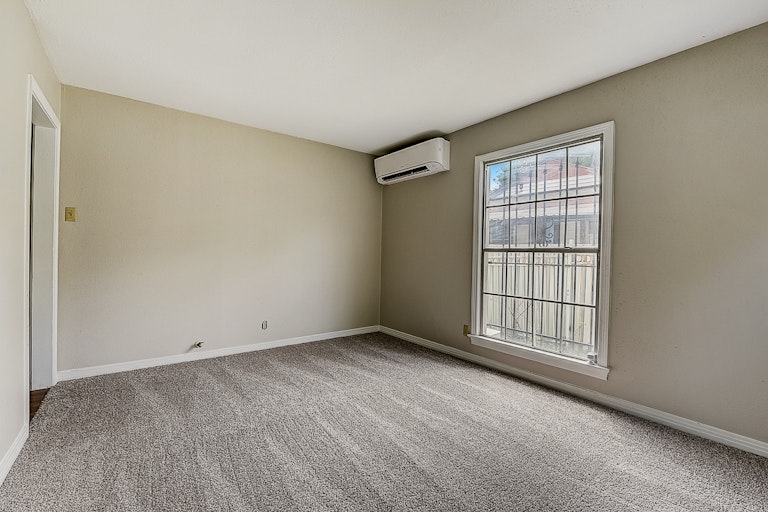 Photo 7 of 32 - 2616 Volga Ave, Dallas, TX 75216
