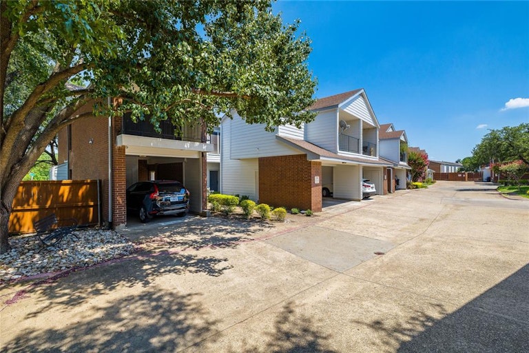 Photo 3 of 33 - 5100 Verde Valley Ln #172, Dallas, TX 75254