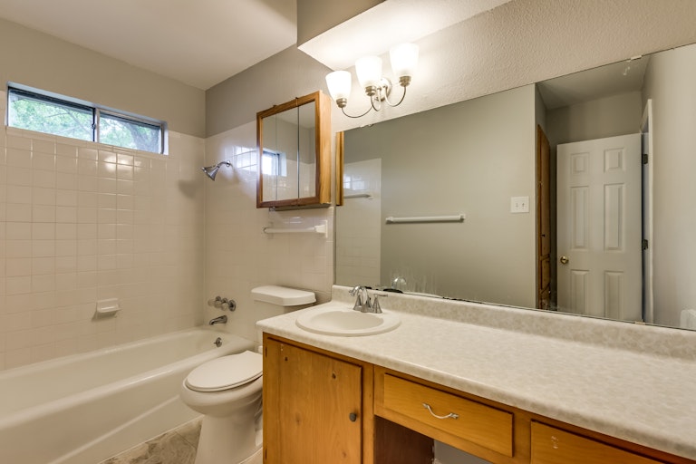 Photo 19 of 23 - 2218 Darrell Ct, Irving, TX 75060
