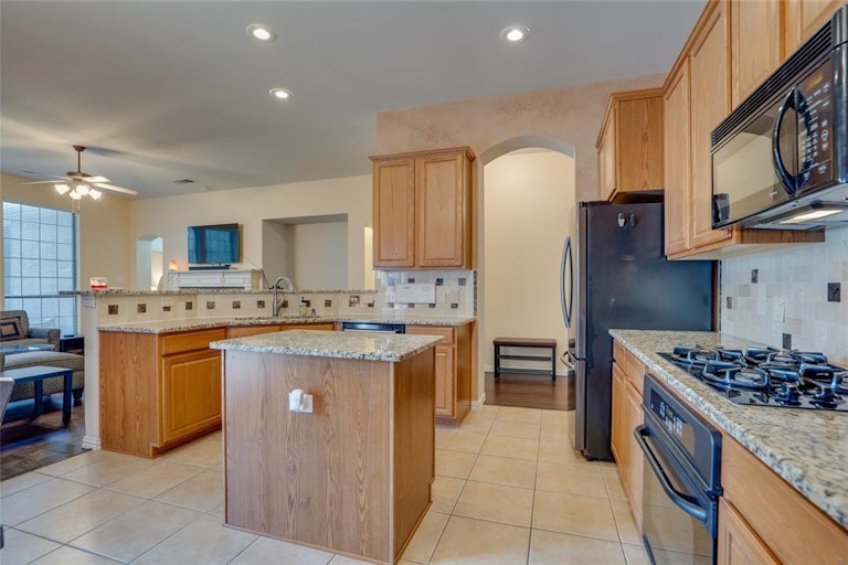 Photo 11 of 33 - 2445 Marble Canyon Dr, Little Elm, TX 75068