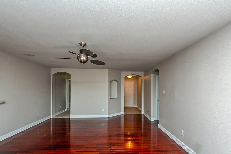 Photo 5 of 20 - 317 Oxford St, Burleson, TX 76028