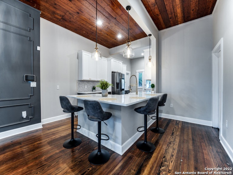 Photo 11 of 32 - 1139 S Saint Marys St, San Antonio, TX 78210