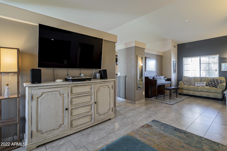 Photo 10 of 39 - 901 W Juanita Ave, Gilbert, AZ 85233