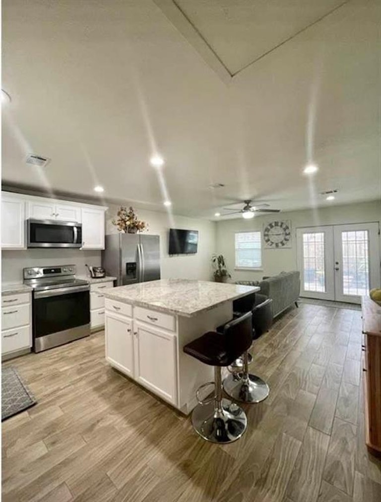 Photo 5 of 11 - 12133 Sharpview Dr, Houston, TX 77072