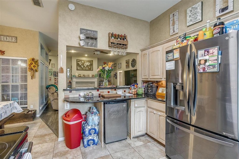 Photo 11 of 40 - 509 Arbor Lawn Dr, Burleson, TX 76028