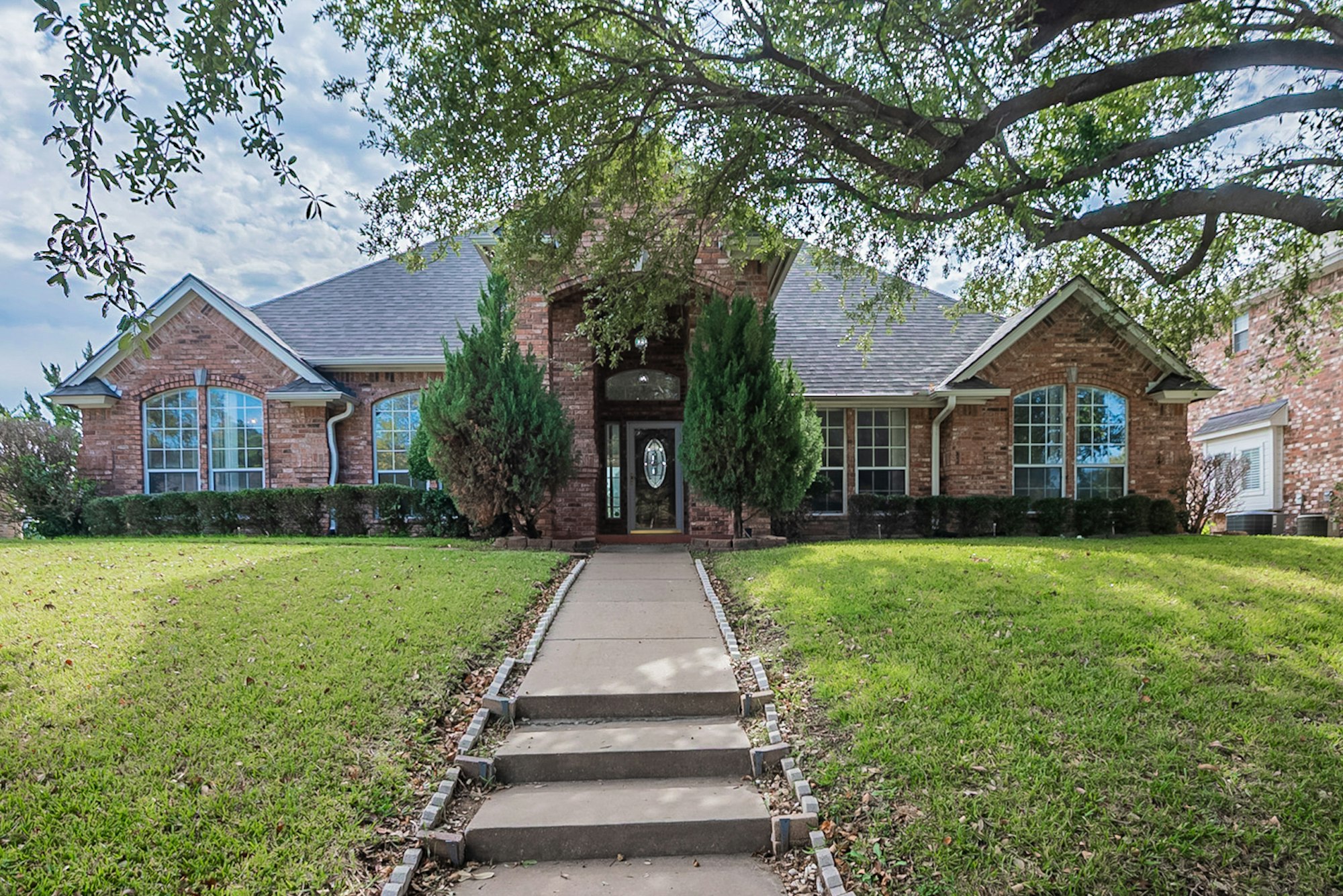 Photo 1 of 29 - 6352 Meadow Lakes Dr, North Richland Hills, TX 76180