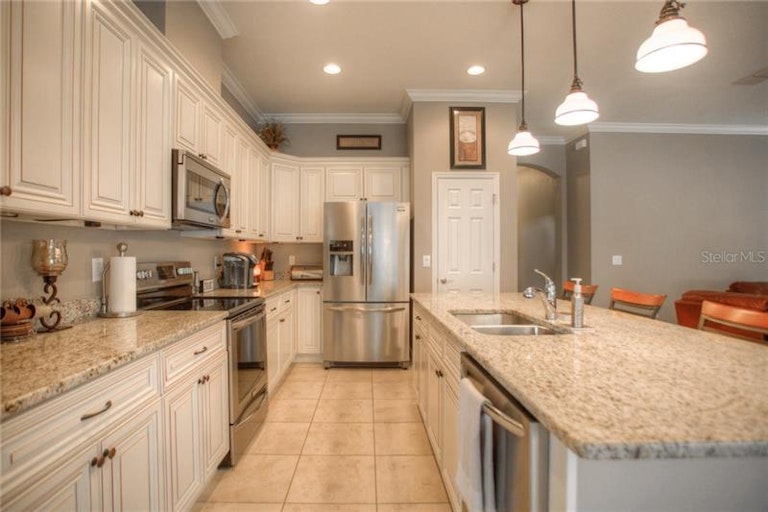 Photo 4 of 25 - 541 Westchester Hills Ln, Valrico, FL 33594