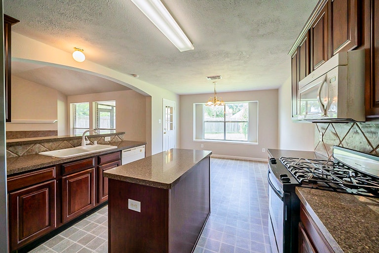 Photo 10 of 35 - 2731 Briarloch Ln, Houston, TX 77073