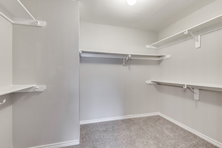 Photo 16 of 24 - 2909 Victorian Forest Dr, Dallas, TX 75227
