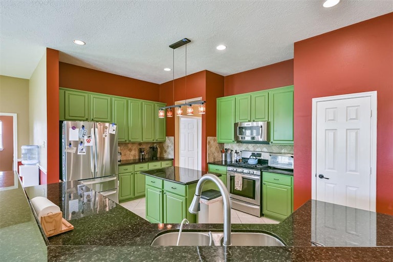 Photo 14 of 41 - 3111 Genessee Creek Ln, Friendswood, TX 77546