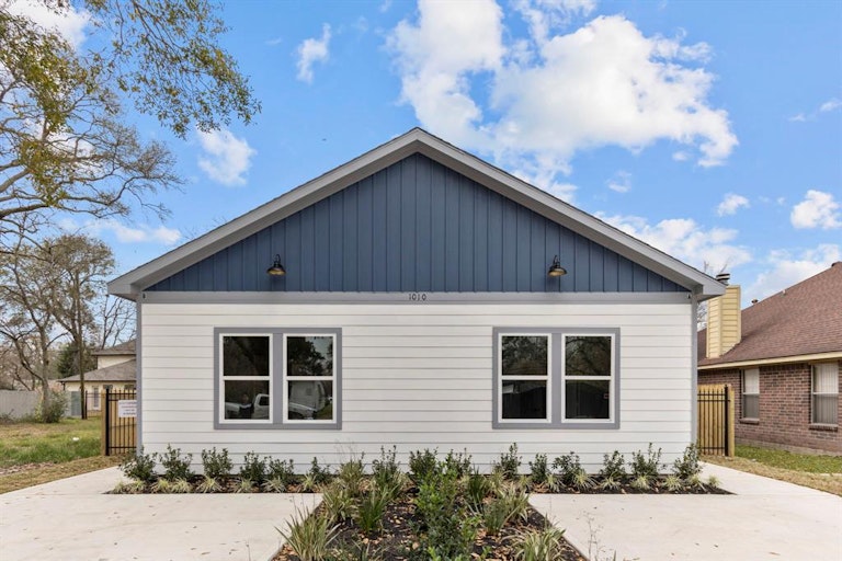Photo 2 of 28 - 7321 Price St, Houston, TX 77088