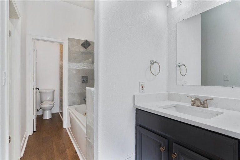 Photo 18 of 34 - 411 Seawind, Lakeway, TX 78734