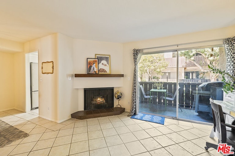 Photo 7 of 25 - 15020 Victory Blvd #104, Van Nuys, CA 91411