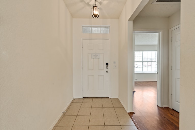 Photo 13 of 27 - 8332 Orleans Ln, Fort Worth, TX 76123