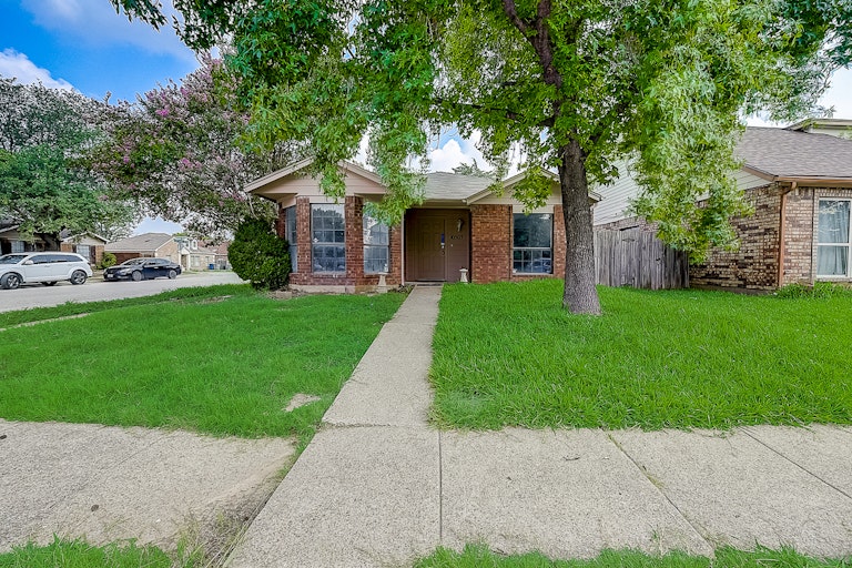 Photo 10 of 36 - 10503 Leroy Ct, Dallas, TX 75217