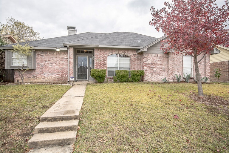 Photo 1 of 28 - 1517 Wesley Dr, Mesquite, TX 75149
