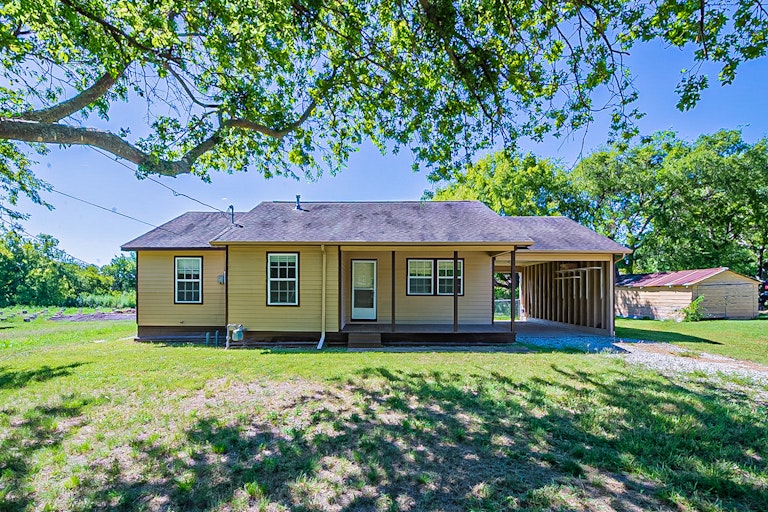 Photo 1 of 19 - 404 Murchison St, Farmersville, TX 75442