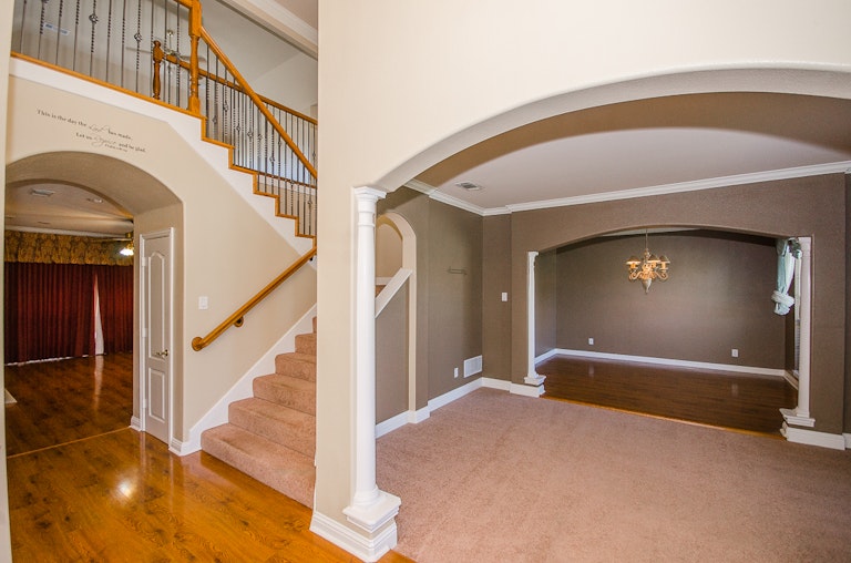Photo 5 of 38 - 1320 Rusticwood Dr, Desoto, TX 75115