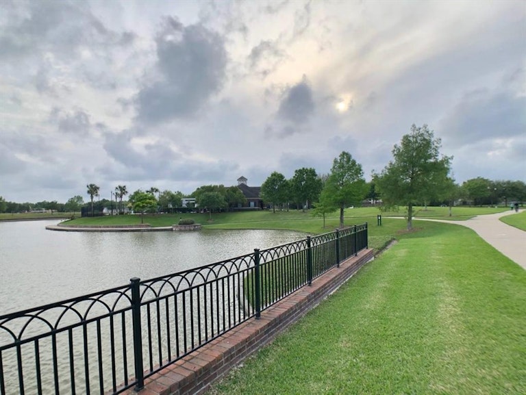 Photo 12 of 16 - 4322 Redford Valley Rd, Rosharon, TX 77583