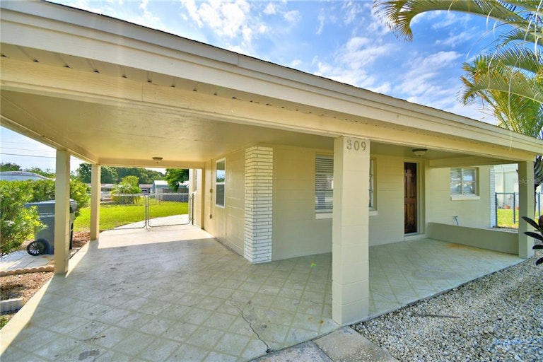Photo 2 of 36 - 309 Thomas Ave, Frostproof, FL 33843