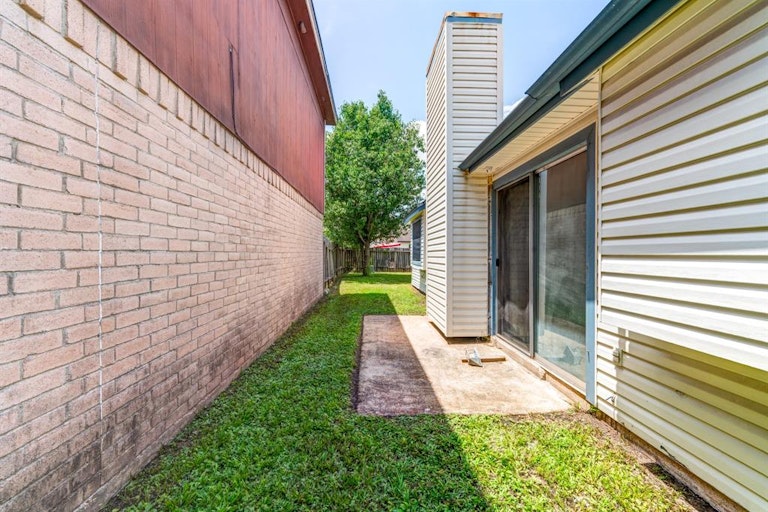 Photo 5 of 28 - 5631 Gineridge Dr, Houston, TX 77053