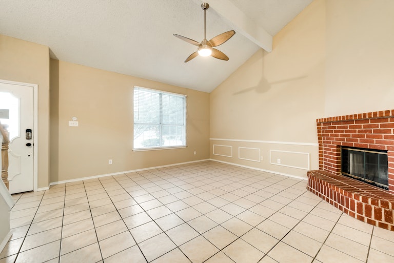 Photo 9 of 26 - 1820 Whispering Cove Trl, Fort Worth, TX 76134