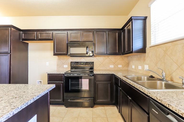 Photo 10 of 25 - 317 Crater Lake Dr, Pflugerville, TX 78660