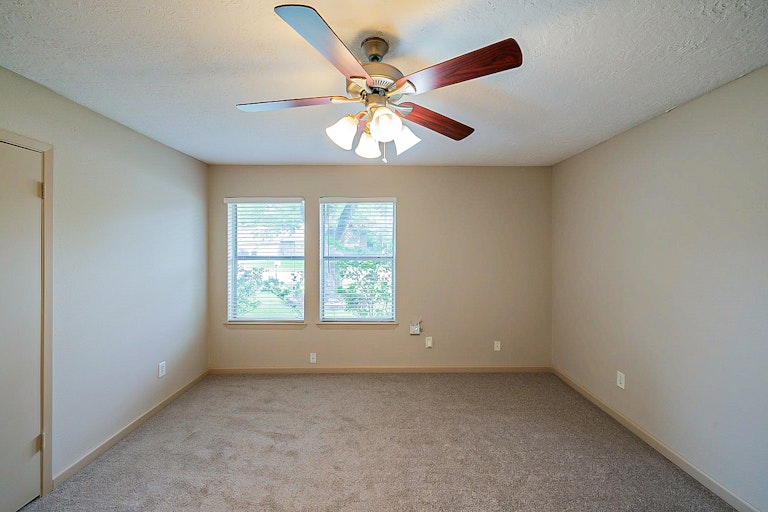 Photo 22 of 32 - 105 Greenshire Dr, League City, TX 77573
