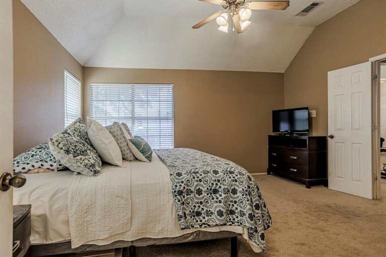 Photo 15 of 26 - 915 Felicia Ln, Arlington, TX 76017