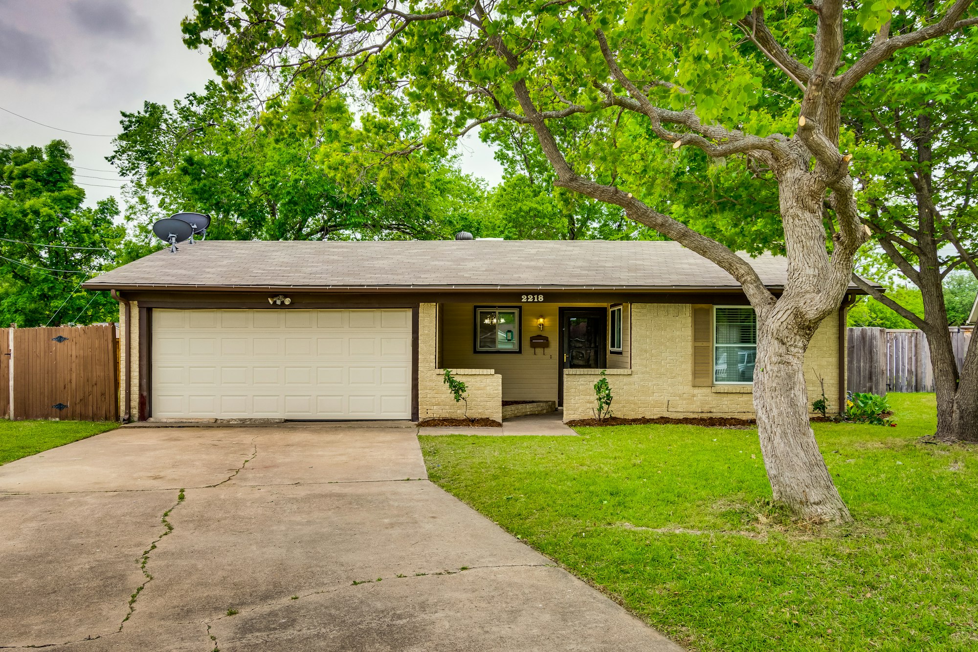 Photo 1 of 23 - 2218 Darrell Ct, Irving, TX 75060