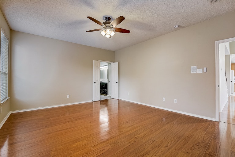 Photo 19 of 37 - 4009 Pear Ridge Dr, The Colony, TX 75056