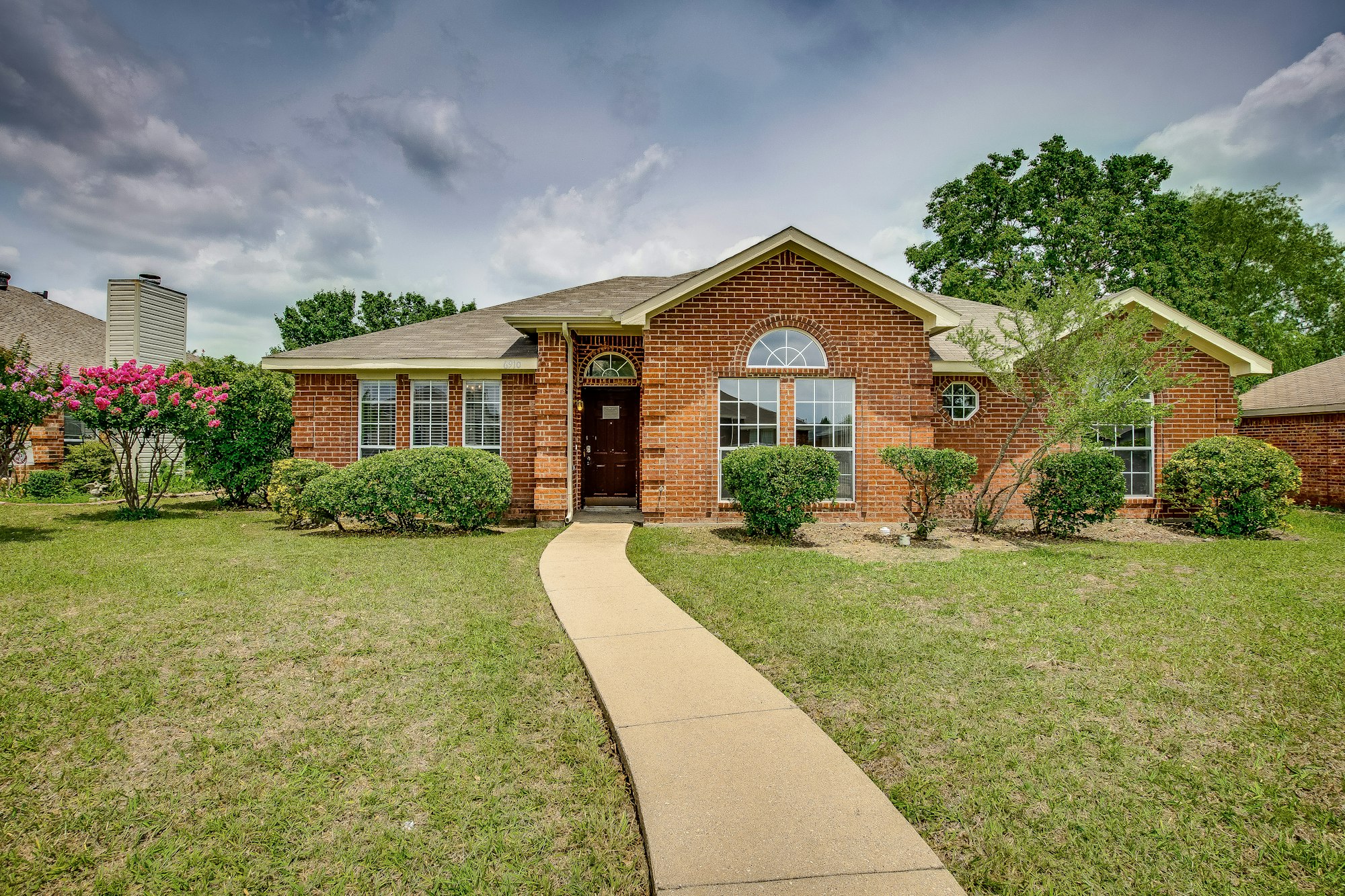Photo 1 of 28 - 6910 Todd Ln, Sachse, TX 75048