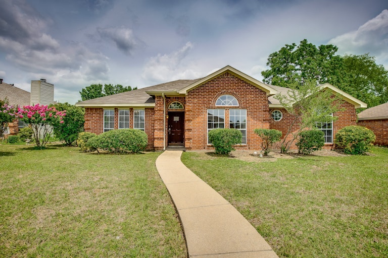 Photo 1 of 28 - 6910 Todd Ln, Sachse, TX 75048
