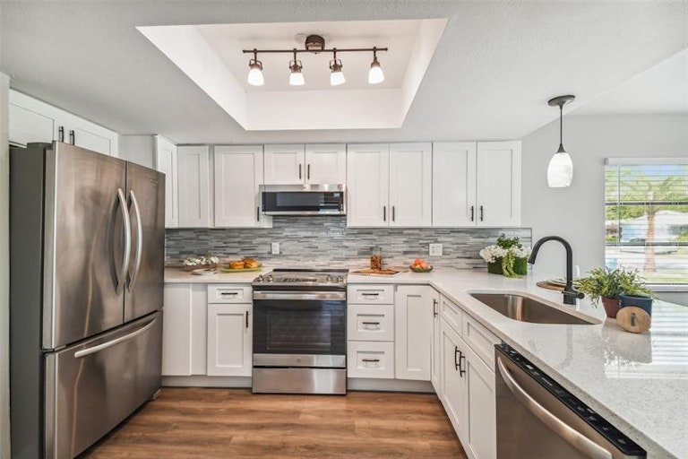 Photo 21 of 42 - 8010 Diagonal Rd N, Saint Petersburg, FL 33702