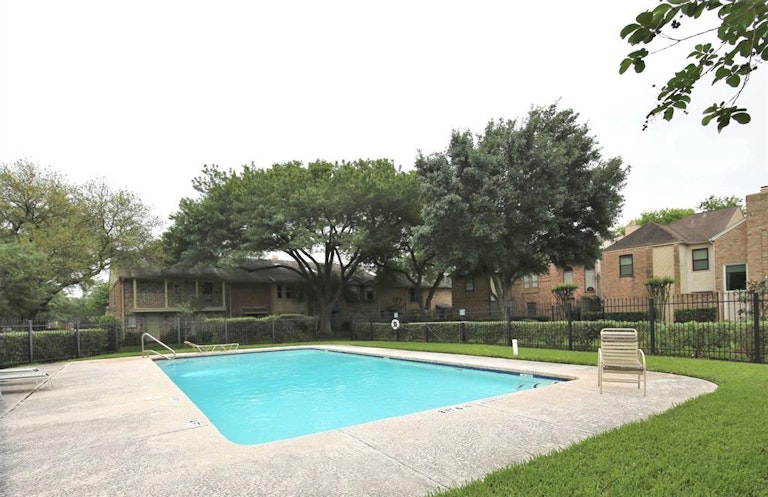 Photo 27 of 28 - 727 Bunker Hill Rd #40, Houston, TX 77024