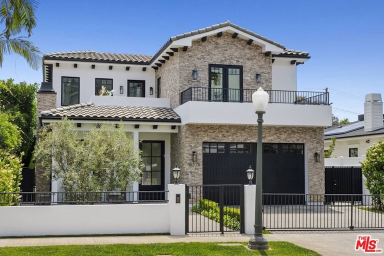Photo 2 of 53 - 10526 Ohio Ave, Los Angeles, CA 90024