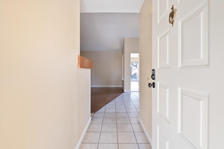Photo 7 of 38 - 5030 Strasbourg Way, Sacramento, CA 95842