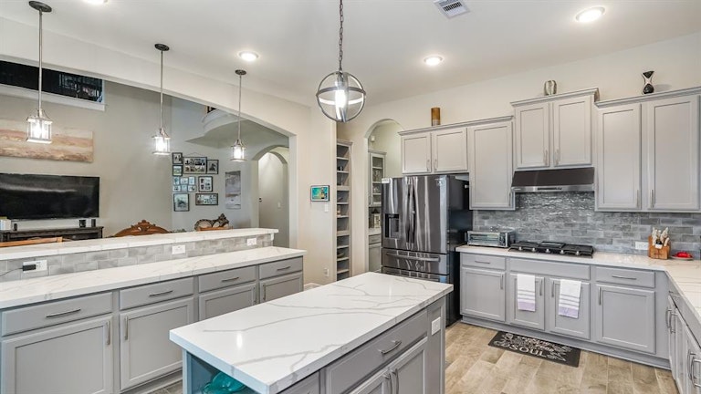 Photo 11 of 39 - 6707 Eastchester Dr, Katy, TX 77493